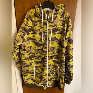 Men’s zip up camouflage hoodie with kangaroo pocket by Under Armour, size 2XL